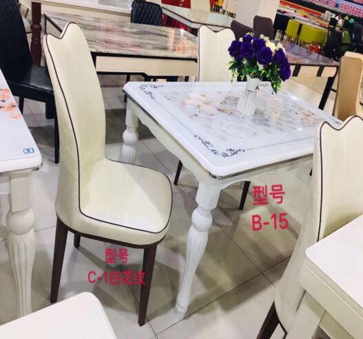 Une table+ 4-6 chaises