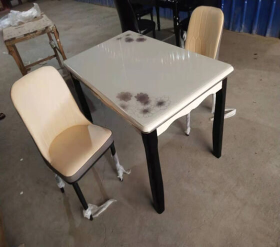 Une table+ 4-6 chaises