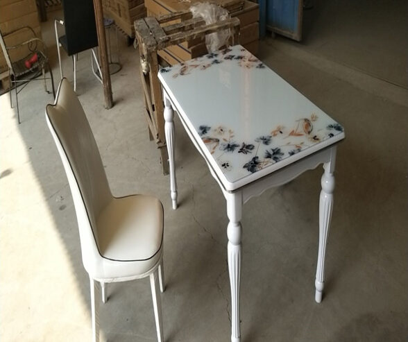 Une table+ 4-6 chaises