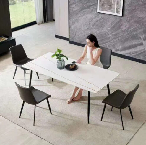 Une table+ 4-6 chaises