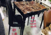 Une table+ 4-6 chaises